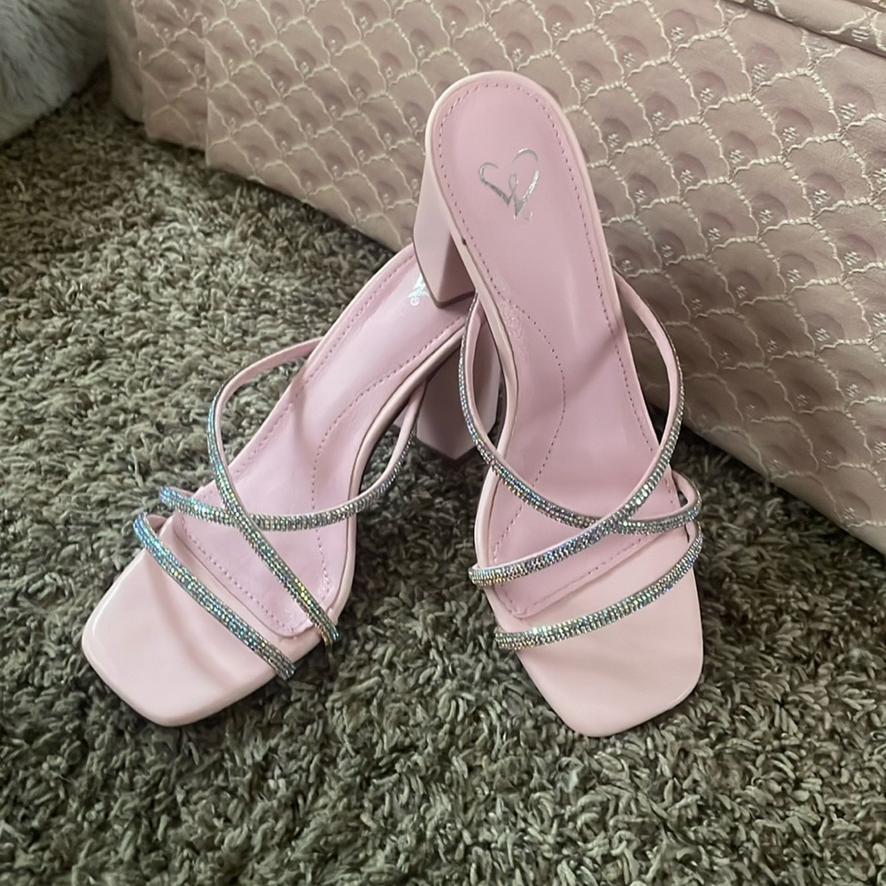 Super cute Windsor strappy heels size 6 never worn